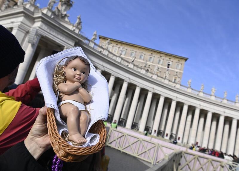 Papież Leon XIV i dzieci na Placu św. Piotra