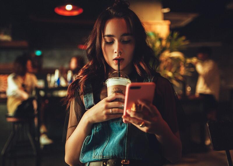 nastolatka na telefonie