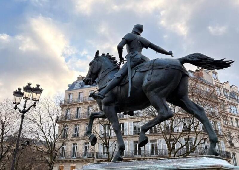 zniszczona statua Joanny d'Arc