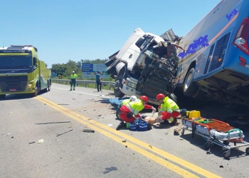 zderzenie autobusu z ciężarówką