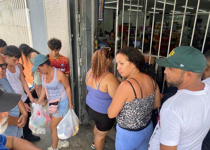 kolejki przed sklepami w Wenezueli