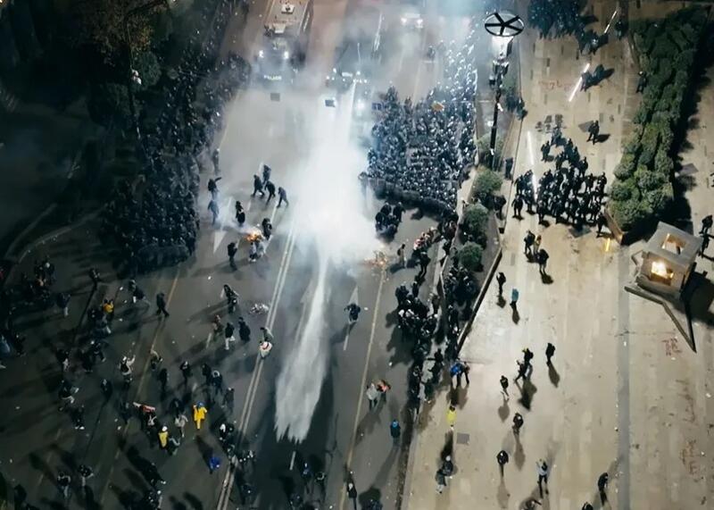 broń chemiczna użyta przeciw protestującym w Gruzji