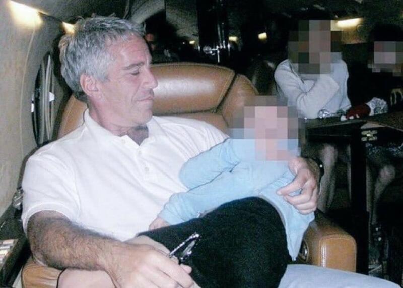 fotografia Jeffreya Epsteina na pokładzie jego prywatnego samolotu (tzw. „Lolita Express”)