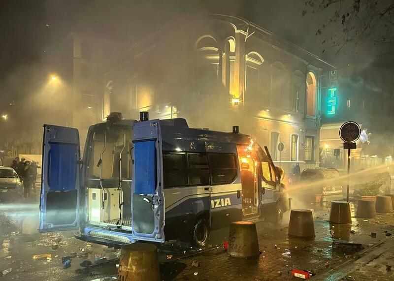 spalony radiowóz przez terrorystów Antify w Turynie