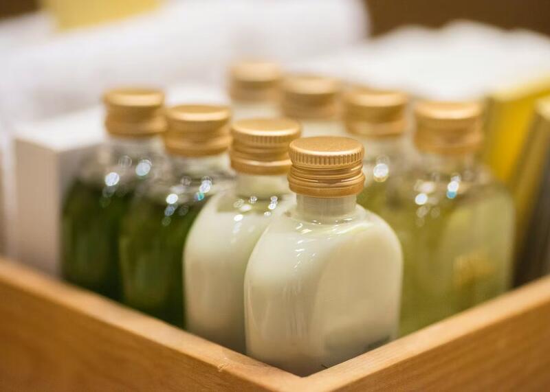 małe buteleczki hotelowe