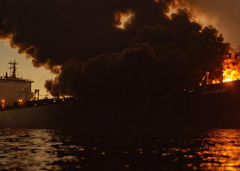 tankowiec uderzony niezidentyfikowanym pociskiem