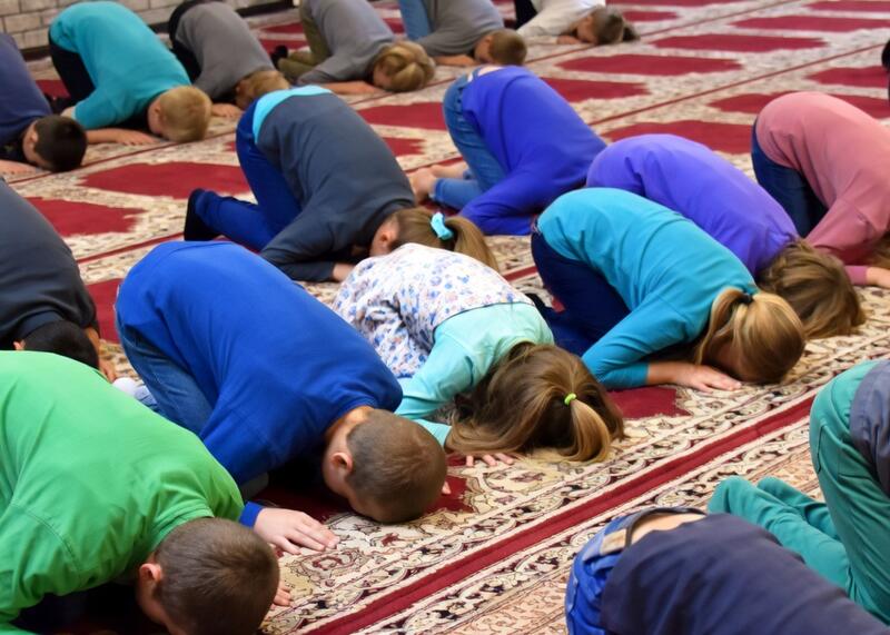 angielskie dzieci zmuszone do praktykowania Islamu