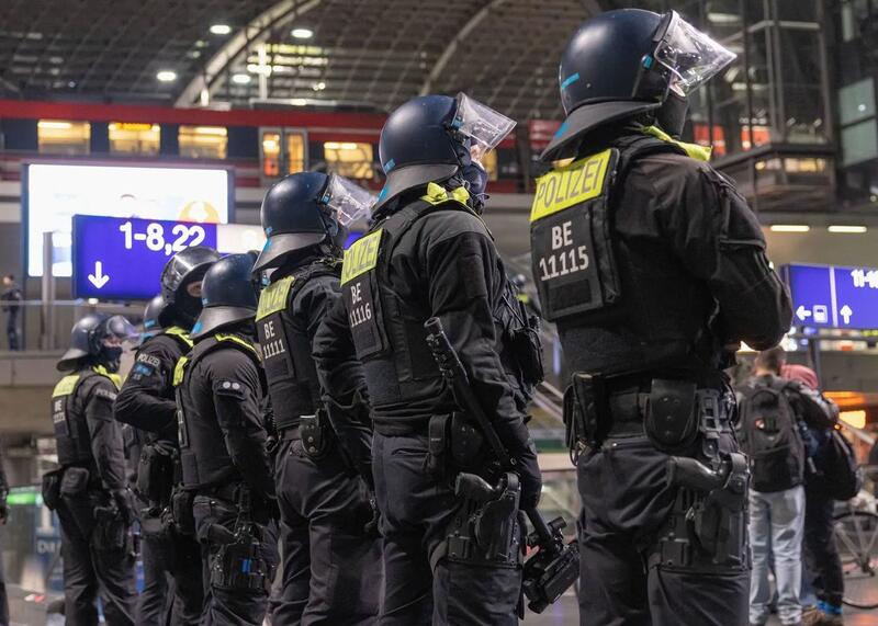 policja na dworcu centralnym Berlina