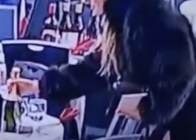 Po ewakuacji balu korespondentów w Waszyngtonie jedna z uczestniczek zaczęła wynosić alkohol