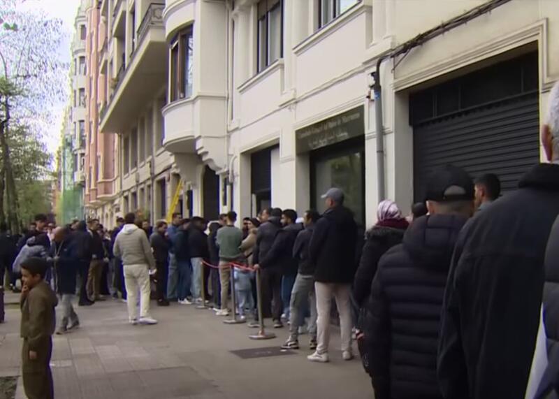 kolejki do konsulatu marokańskiego w Hiszpanii