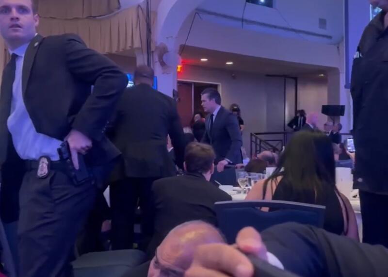 strzały podczas kolacji, Trump ewakuowany