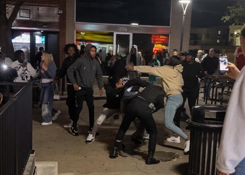 masowa bójka w Iowa City