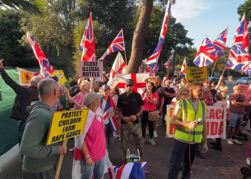 protest przed hotelem Britannia w Bournemouth w hrabstwie Dorset