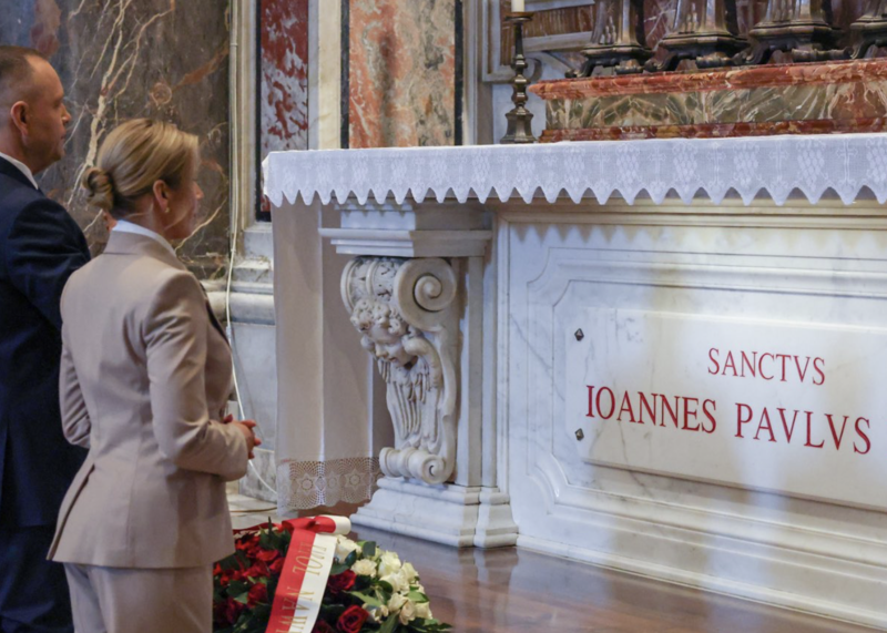 Nawrocki oddał hołd św. Janowi Pawłowi II w Watykanie
