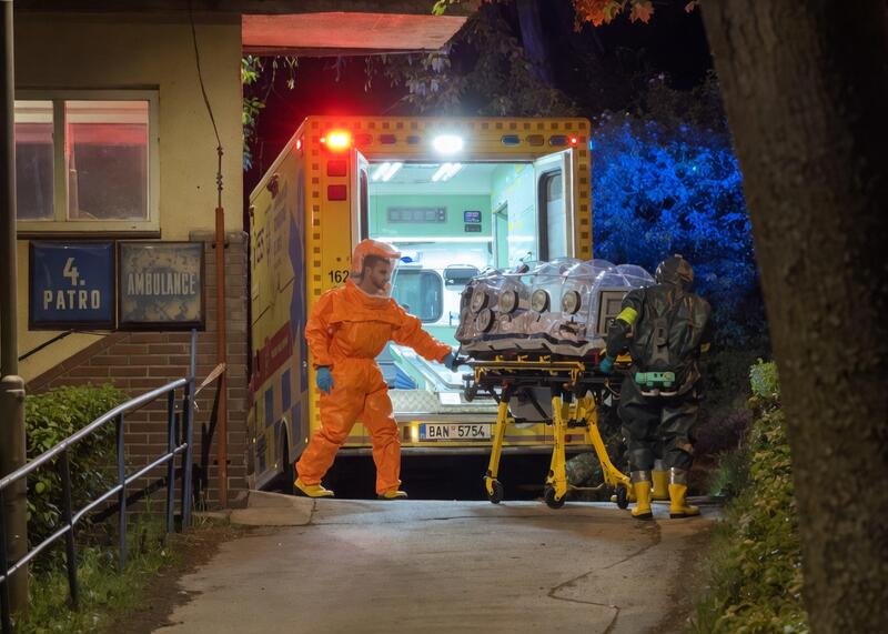 transport lekarza z podejrzeniem Eboli w Pradze
