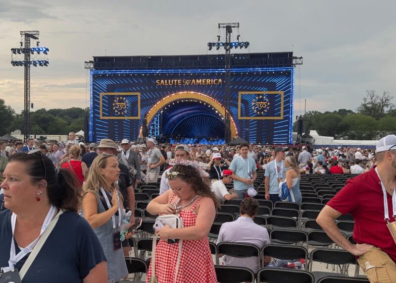 ewakuacja gości spod sceny Freedom 250