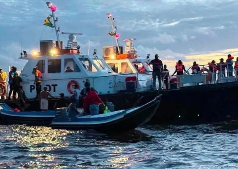 akcja ratunkowa po wywróceniu się promu MV Barima