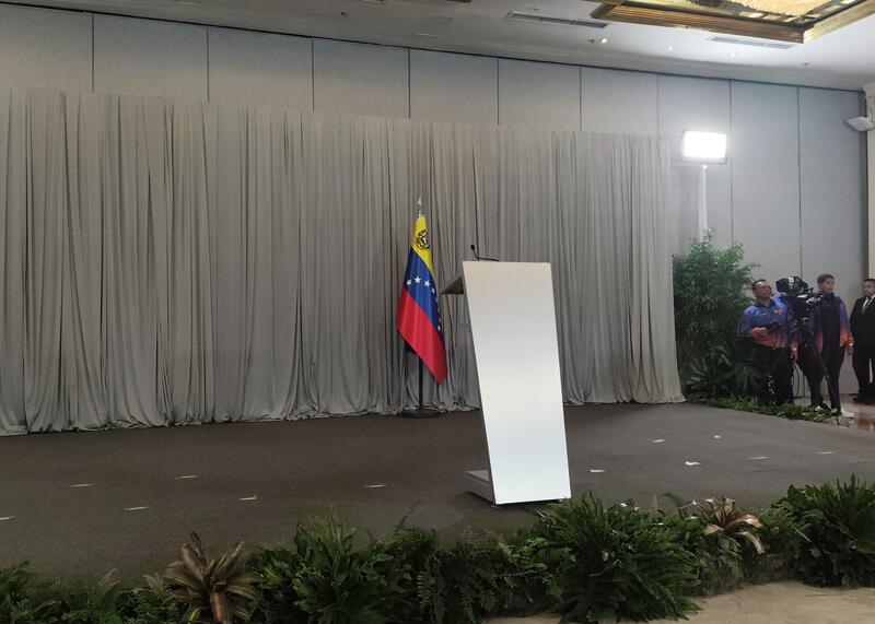 oczekiwanie na odczytanie komunikatu pod koniec spotkania między rządem a opozycją w Hotelu Melia w Caracas