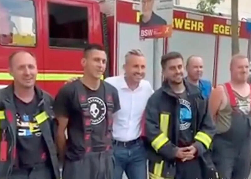 zdjęcie strażaków z kandydatem AfD